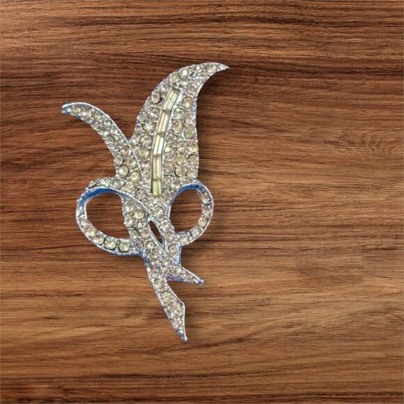 Vintage Rhinestone Art Deco Brooch Pin Silver-Tone Elegant Leaf Bow Design 2.5" - Picture 2 of 9